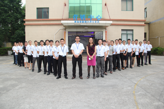 威世顿净水器营销中心全体员工合影