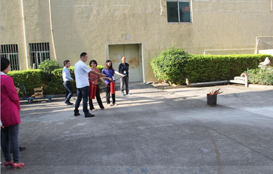 员工展示灭火器的使用方法和技巧