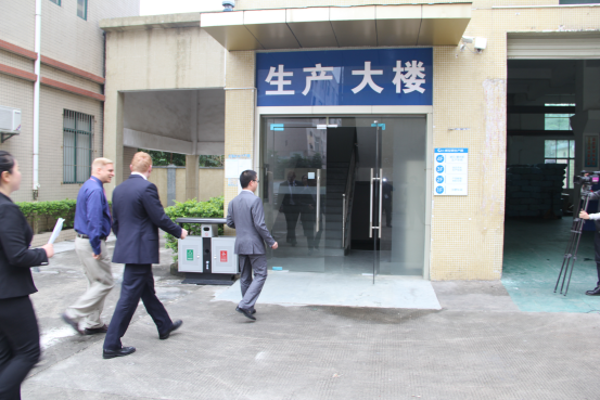 图：威世顿总部领导亲临深圳基地参观生产大楼指导